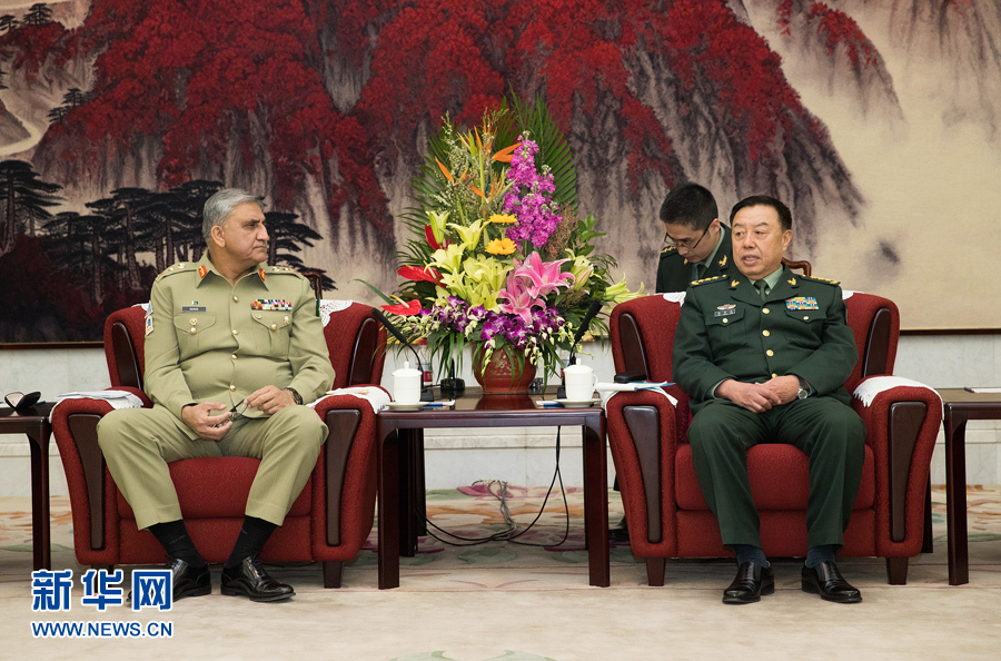 3月16日，中央軍委副主席范長(zhǎng)龍會(huì)見(jiàn)來(lái)訪的巴基斯坦陸軍參謀長(zhǎng)巴杰瓦。   新華社記者琚振華攝
