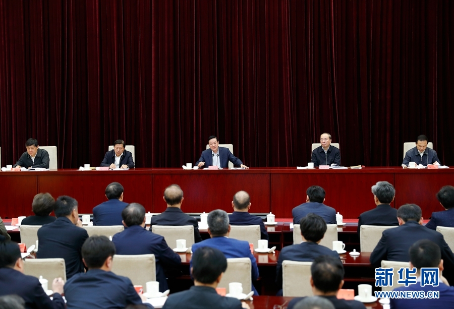 4月13日，中央宣傳部、中央政法委在北京召開貫徹落實《關(guān)于進一步把社會主義核心價值觀融入法治建設(shè)的指導(dǎo)意見》電視電話會議。中共中央政治局委員、中央書記處書記、中宣部部長劉奇葆出席會議并講話。新華社記者丁海濤攝