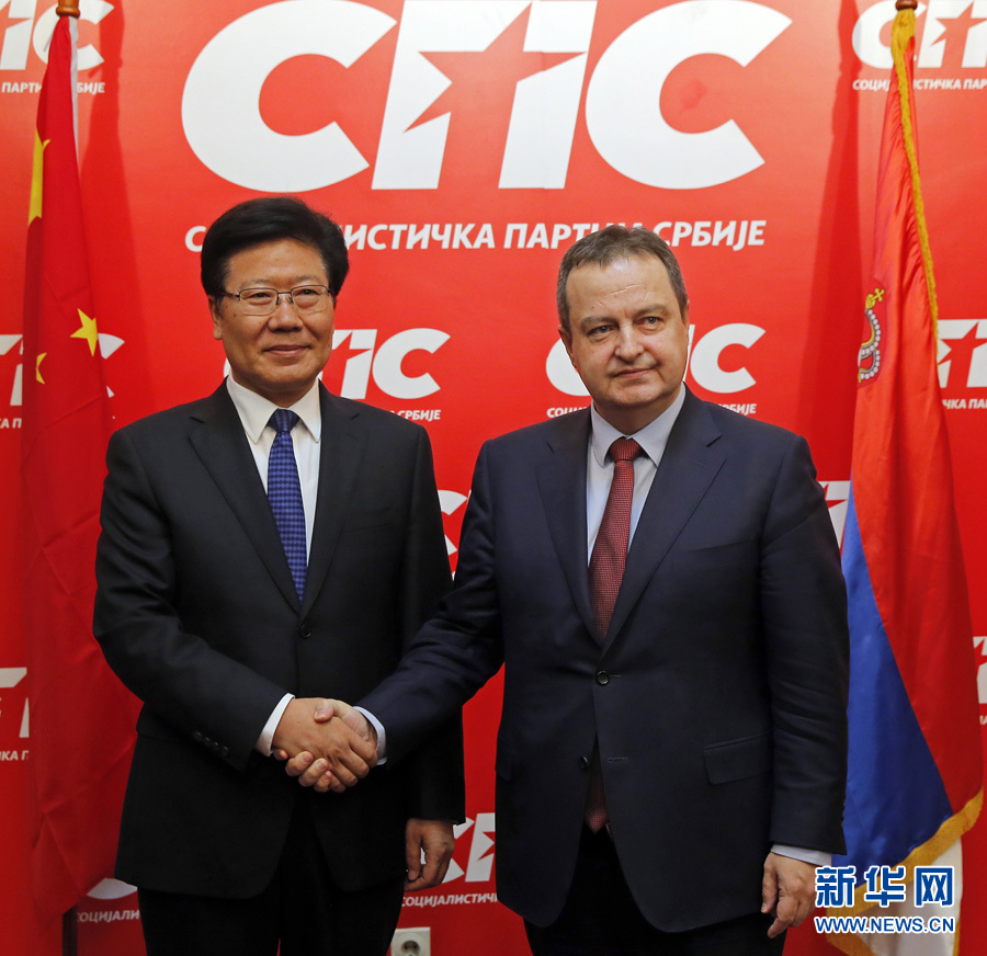 4月13日，中共中央政治局委員、中央黨的建設工作領導小組副組長張春賢（左）在塞爾維亞貝爾格萊德會見塞社會黨主席、政府第一副總理兼外長達契奇。新華社發(fā)（普雷德拉格·米洛薩夫列維奇攝）