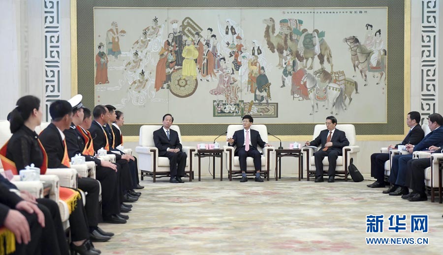 4月24日，第十三屆全國(guó)見義勇為英雄模范表彰大會(huì)在北京人民大會(huì)堂召開。會(huì)前，中共中央政治局委員、中央政法委書記孟建柱與見義勇為英雄模范及家屬代表座談。國(guó)務(wù)委員、公安部部長(zhǎng)郭聲琨出席座談會(huì)并在表彰大會(huì)上講話。新華社記者 張鐸 攝