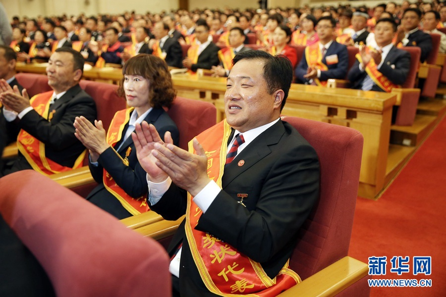 這是與會(huì)代表在表彰大會(huì)上鼓掌。新華社記者 才揚(yáng) 攝