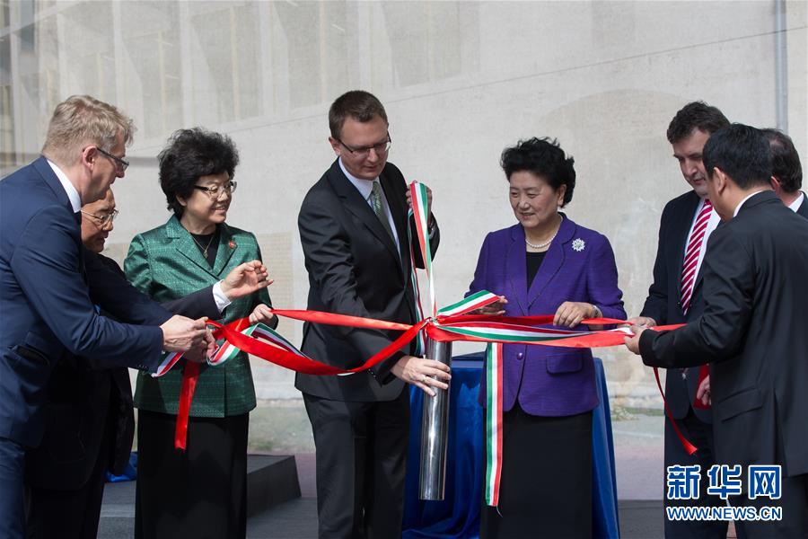 6月18日，在匈牙利布達(dá)佩斯，中國(guó)國(guó)務(wù)院副總理劉延?xùn)|在考察匈牙利塞梅爾維斯醫(yī)科大學(xué)時(shí)為健康學(xué)院新教學(xué)樓奠基。中國(guó)國(guó)務(wù)院副總理劉延?xùn)|18日在布達(dá)佩斯考察匈牙利塞梅爾維斯醫(yī)科大學(xué)并出席中匈中醫(yī)藥教育合作系列活動(dòng)。 新華社發(fā)（弗爾季·奧蒂洛攝） 