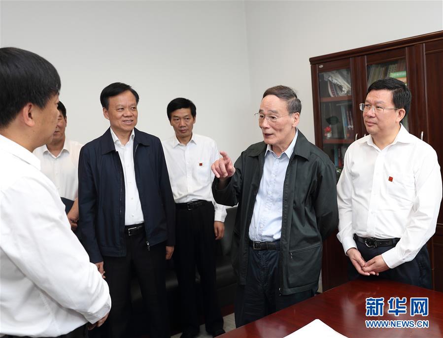6月20日至22日，中共中央政治局常委、中央紀(jì)委書記王岐山在貴州省檢查紀(jì)檢監(jiān)察工作。這是6月21日，王岐山在省紀(jì)委與紀(jì)檢監(jiān)察干部親切交流。新華社記者 王曄 攝