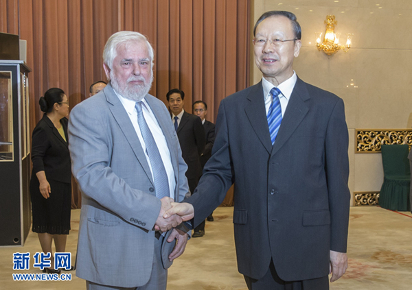 6月28日，中共中央書記處書記、全國政協(xié)副主席、中國經(jīng)濟社會理事會主席杜青林在北京會見歐盟經(jīng)濟社會委員會主席達西斯。 新華社記者 崔新鈺 攝