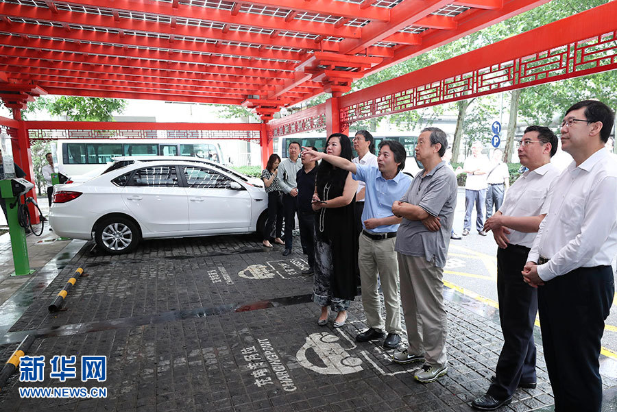 近日，中共中央政治局委員、國務院副總理馬凱在北京調研新能源汽車產業(yè)發(fā)展。這是7月4日，馬凱在北京深入新能源汽車充換電設施、充電服務平臺、分時租賃等單位調研。新華社記者 龐興雷 攝