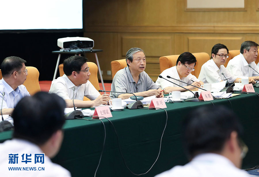 近日，中共中央政治局委員、國務院副總理馬凱在北京調研新能源汽車產業(yè)發(fā)展。這是7月4日，馬凱在北京深入新能源汽車充換電設施、充電服務平臺、分時租賃等單位調研，并主持召開推廣應用座談會。新華社記者 龐興雷 攝