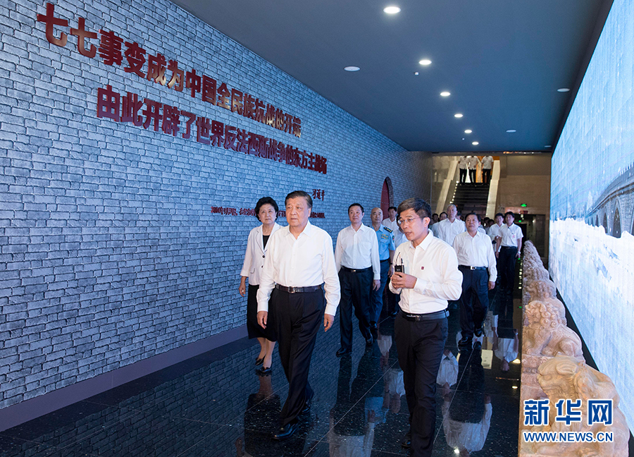 7月7日，紀(jì)念全民族抗戰(zhàn)爆發(fā)80周年儀式在中國人民抗日戰(zhàn)爭紀(jì)念館舉行。中共中央政治局常委、中央書記處書記劉云山出席儀式并講話。這是儀式后，劉云山參觀《全民抗戰(zhàn)偉大壯舉——紀(jì)念全民族抗戰(zhàn)爆發(fā)80周年專題展覽》。 新華社記者丁林?jǐn)z