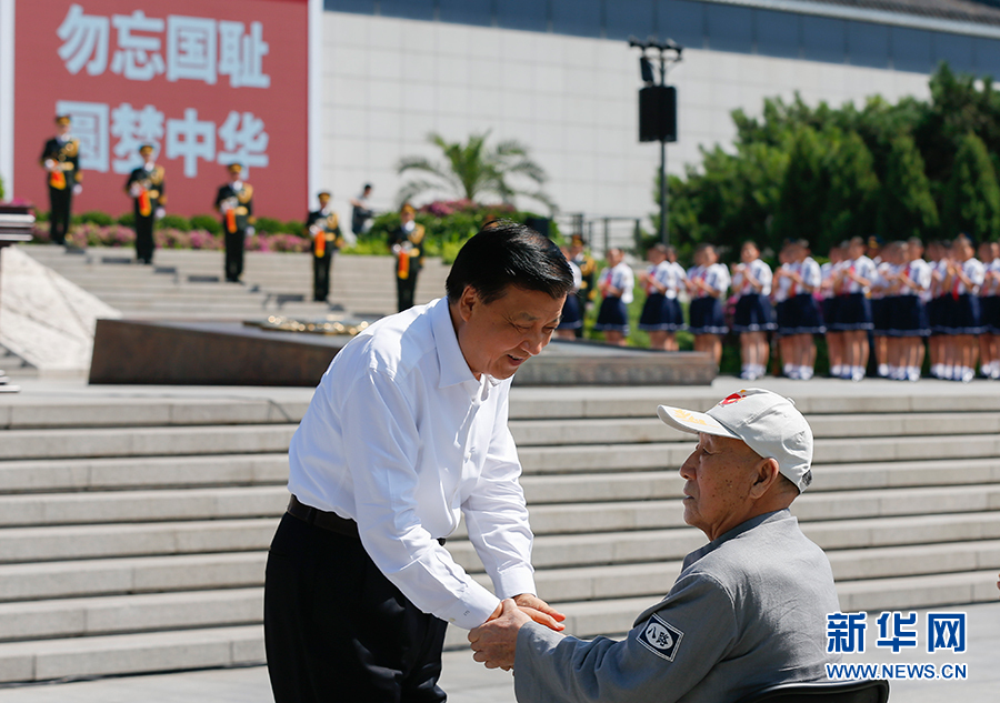 7月7日，紀(jì)念全民族抗戰(zhàn)爆發(fā)80周年儀式在中國人民抗日戰(zhàn)爭紀(jì)念館舉行。中共中央政治局常委、中央書記處書記劉云山出席儀式并講話。這是儀式開始前，劉云山與老八路代表握手。新華社記者崔新鈺攝