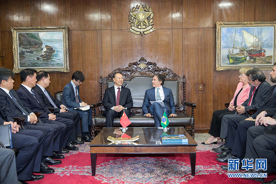 7月11日，在巴西首都巴西利亞，中共中央書記處書記、全國政協(xié)副主席杜青林（中左）會見巴西參議院議長歐尼西奧·奧利維拉（中右）。新華社記者李明攝