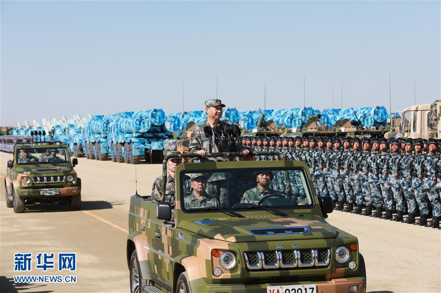 7月30日上午，慶祝中國(guó)人民解放軍建軍90周年閱兵在朱日和聯(lián)合訓(xùn)練基地隆重舉行。中共中央總書記、國(guó)家主席、中央軍委主席習(xí)近平檢閱部隊(duì)并發(fā)表重要講話。這是習(xí)近平乘車檢閱部隊(duì)。新華社記者 李剛 攝