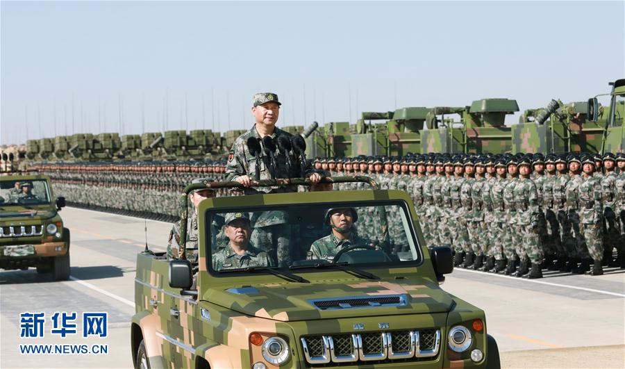 7月30日上午，慶祝中國(guó)人民解放軍建軍90周年閱兵在朱日和聯(lián)合訓(xùn)練基地隆重舉行。中共中央總書記、國(guó)家主席、中央軍委主席習(xí)近平檢閱部隊(duì)并發(fā)表重要講話。這是習(xí)近平乘車檢閱部隊(duì)。新華社記者 李剛 攝