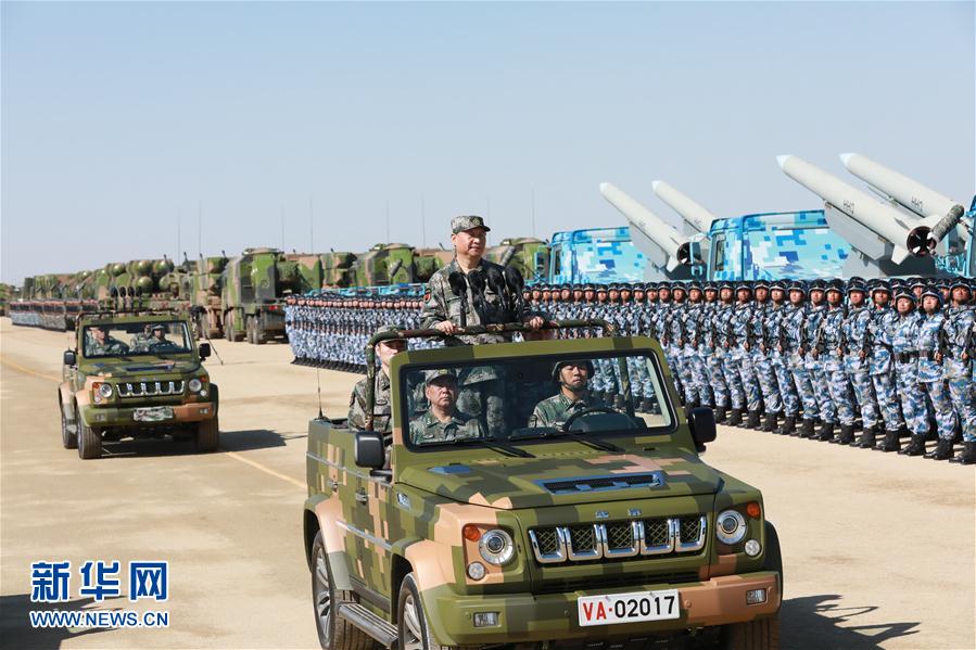 7月30日上午，慶祝中國(guó)人民解放軍建軍90周年閱兵在朱日和聯(lián)合訓(xùn)練基地隆重舉行。中共中央總書記、國(guó)家主席、中央軍委主席習(xí)近平檢閱部隊(duì)并發(fā)表重要講話。這是習(xí)近平乘車檢閱部隊(duì)。新華社記者 李剛 攝