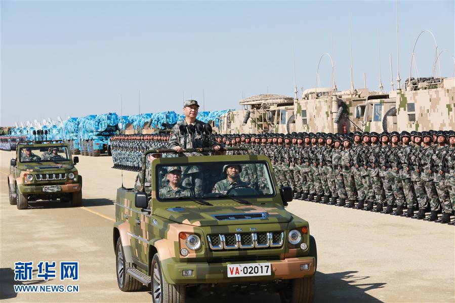 7月30日上午，慶祝中國(guó)人民解放軍建軍90周年閱兵在朱日和聯(lián)合訓(xùn)練基地隆重舉行。中共中央總書記、國(guó)家主席、中央軍委主席習(xí)近平檢閱部隊(duì)并發(fā)表重要講話。這是習(xí)近平乘車檢閱部隊(duì)。新華社記者 李剛 攝