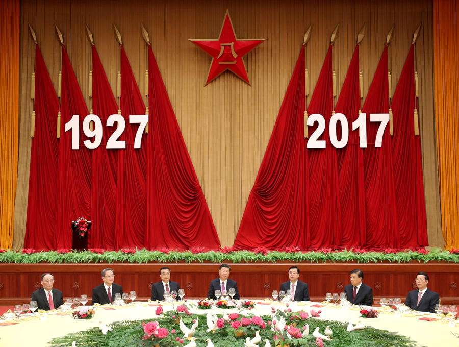 7月31日，中華人民共和國國防部在北京人民大會堂舉行盛大招待會，熱烈慶祝中國人民解放軍建軍90周年。中共中央總書記、國家主席、中央軍委主席習(xí)近平和李克強、張德江、俞正聲、劉云山、王岐山、張高麗等黨和國家領(lǐng)導(dǎo)人出席招待會。新華社記者 鞠鵬 攝