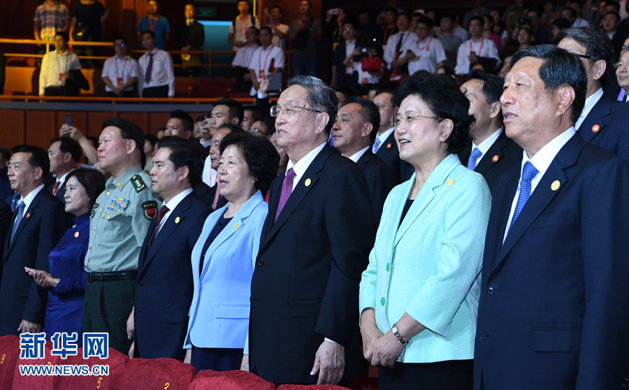 8月7日，慶祝內(nèi)蒙古自治區(qū)成立70周年文藝晚會(huì)《贊歌》在內(nèi)蒙古烏蘭恰特大劇院舉行。中共中央政治局常委、全國(guó)政協(xié)主席、中央代表團(tuán)團(tuán)長(zhǎng)俞正聲和各族各界干部群眾等共約1300人觀看演出。新華社記者 張領(lǐng) 攝