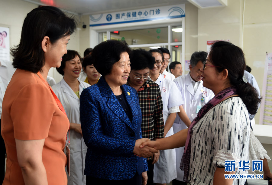 8月9日，中共中央政治局委員、中央統(tǒng)戰(zhàn)部部長、中央代表團(tuán)副團(tuán)長孫春蘭率中央代表團(tuán)三分團(tuán)，先后赴內(nèi)蒙古自治區(qū)烏海市、阿拉善盟看望各族干部群眾。這是孫春蘭在烏海市婦兒醫(yī)療預(yù)防保健中心同患者親切交談。新華社記者 任軍川 攝