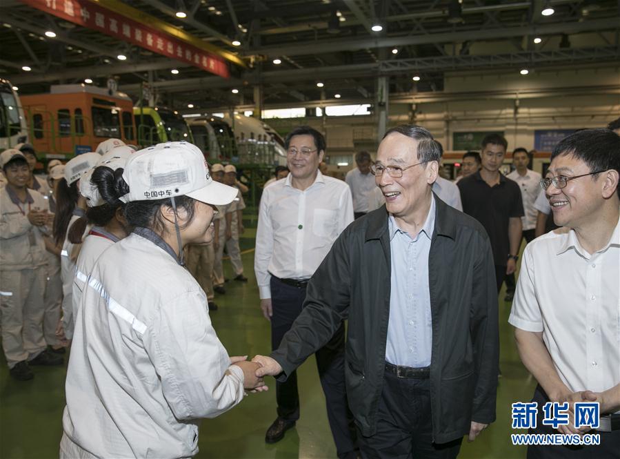 9月3日至5日，中共中央政治局常委、中央紀(jì)委書記、中央巡視工作領(lǐng)導(dǎo)小組組長王岐山在湖南省調(diào)研并主持召開巡察工作座談會。這是9月4日，王岐山到中國中車株洲電力機車有限公司考察。新華社記者 王曄 攝
