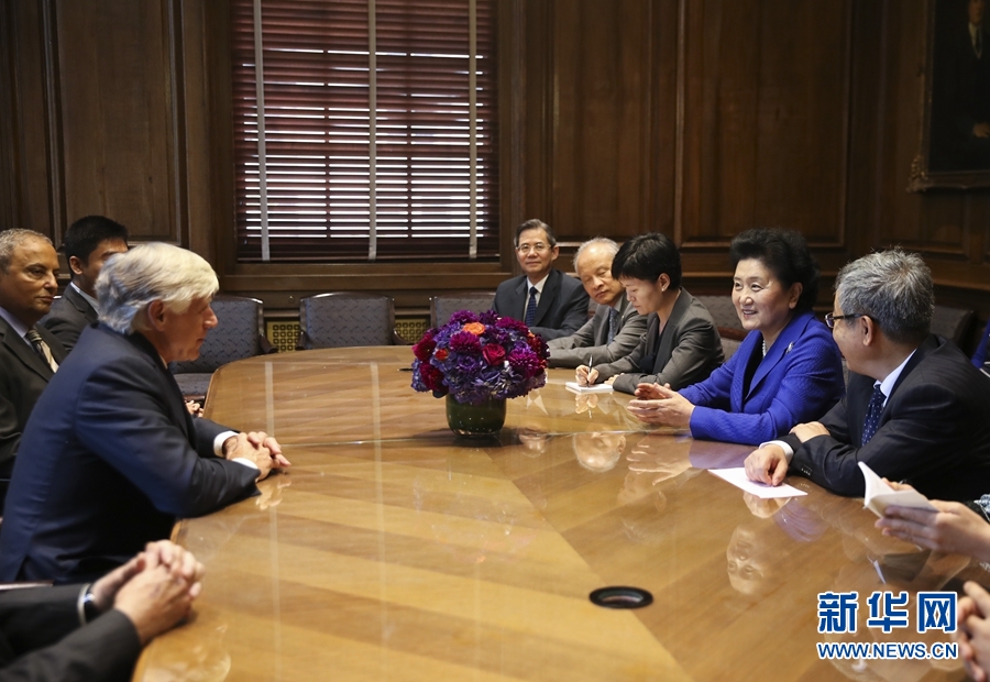 當(dāng)?shù)貢r(shí)間9月26日，國務(wù)院副總理劉延?xùn)|在紐約哥倫比亞大學(xué)出席中美大學(xué)校長與智庫論壇并發(fā)表主旨演講。這是論壇開始前，國務(wù)院副總理劉延?xùn)|（右二）會(huì)見哥倫比亞大學(xué)校長博林格（左）。新華社記者 王迎 攝