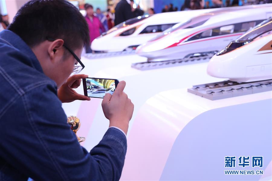 （十九大時(shí)光&middot;圖文互動(dòng)）（2）向著夢(mèng)想，奮進(jìn)！&mdash;&mdash;來自&ldquo;砥礪奮進(jìn)的五年&rdquo;大型成就展現(xiàn)場(chǎng)的報(bào)道 