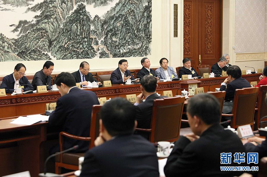 12月23日，十二屆全國人大常委會第三十一次會議舉行分組會議，審議監(jiān)察法草案二次審議稿等。張德江委員長參加審議。 新華社記者劉衛(wèi)兵攝