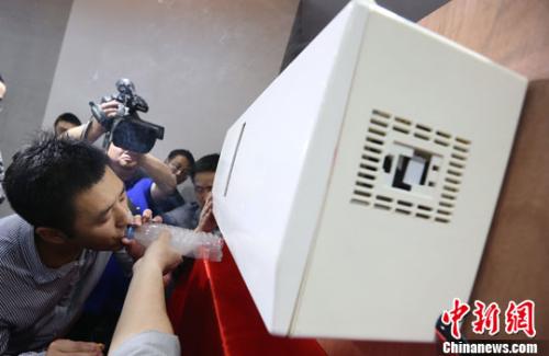 圖為南京一家科研單位研發(fā)的空氣凈化器。<a target='_blank' >中新社</a>發(fā) 泱波 攝