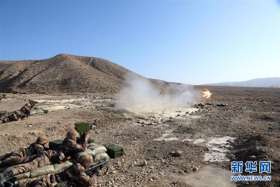 （新華全媒頭條·圖文互動）（2）備戰(zhàn)踏上新起點，練兵展現(xiàn)新氣象——2018中國軍隊新年開訓(xùn)全景大掃描