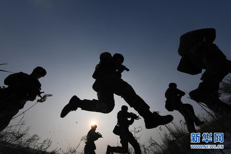 （新華全媒頭條·圖文互動(dòng)）（12）備戰(zhàn)踏上新起點(diǎn)，練兵展現(xiàn)新氣象——2018中國(guó)軍隊(duì)新年開訓(xùn)全景大掃描