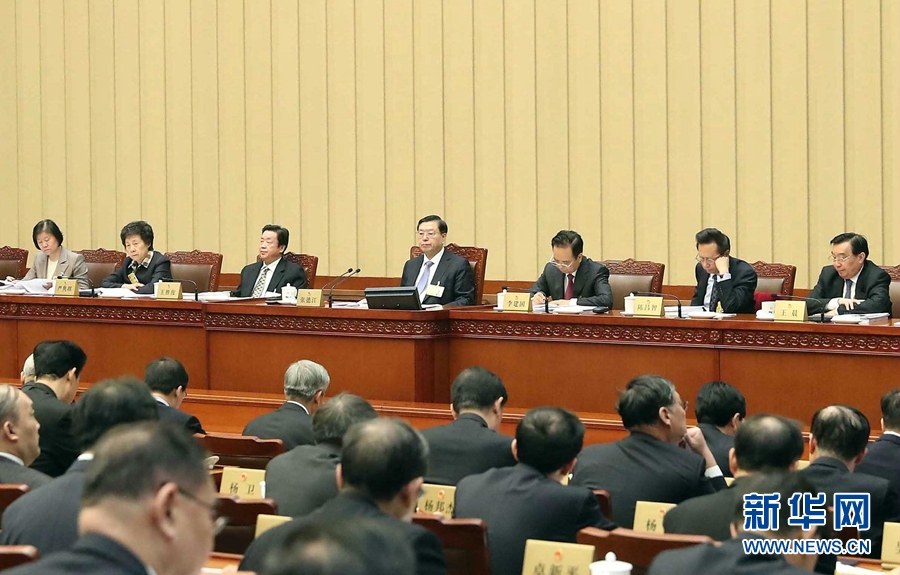 2月23日，十二屆全國(guó)人大常委會(huì)第三十三次會(huì)議在北京人民大會(huì)堂開幕。張德江委員長(zhǎng)主持會(huì)議。 新華社記者　劉衛(wèi)兵　攝