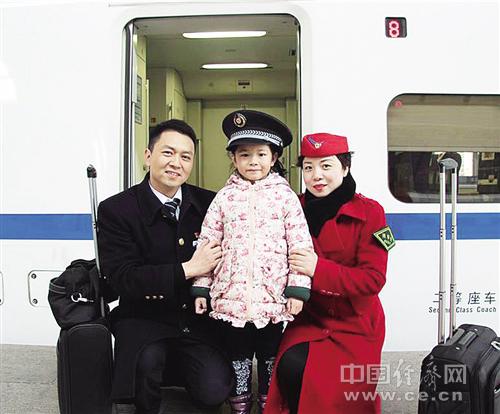 陳剛（左）、肖三英以及女兒陳昱彤的合照。經(jīng)濟(jì)日?qǐng)?bào)-中國(guó)經(jīng)濟(jì)網(wǎng)記者 王軼辰攝