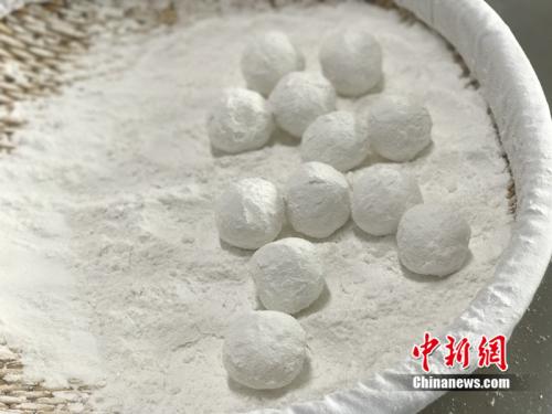 制作元宵時(shí)，首先要將餡料做好，沾上水，再投進(jìn)盛滿糯米粉的笸籮內(nèi)搖。<a target='_blank'  ><p  align=