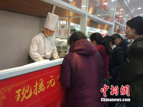 于伯軍的現(xiàn)場(chǎng)展示吸引了不少北京市民圍觀。<a target='_blank'  ><p  align=