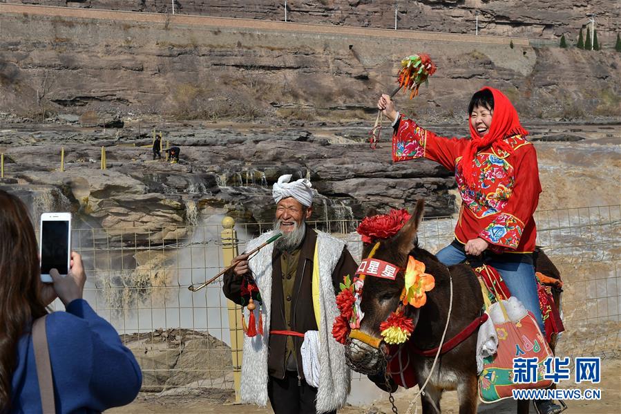 （社會(huì)）（4）壺口迎來(lái)&ldquo;桃花汛&rdquo; 黃河兩岸架彩虹