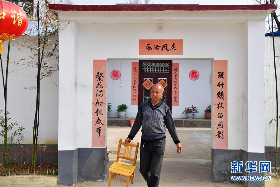 (走基層 聽(tīng)民聲)(1)貧困戶王萬(wàn)才的“詩(shī)意”脫貧路