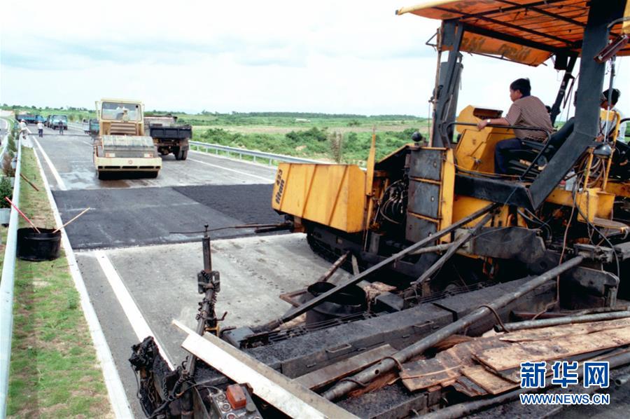 (新華全媒頭條·潮起海之南·圖文互動)(3)春潮拍岸千帆進(jìn)——海南特區(qū)改革開放30年紀(jì)實