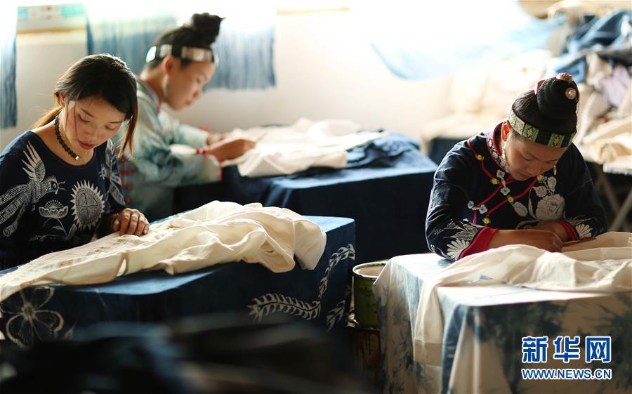 (社會(huì))(1)貴州丹寨:“指尖經(jīng)濟(jì)”繪制脫貧藍(lán)圖