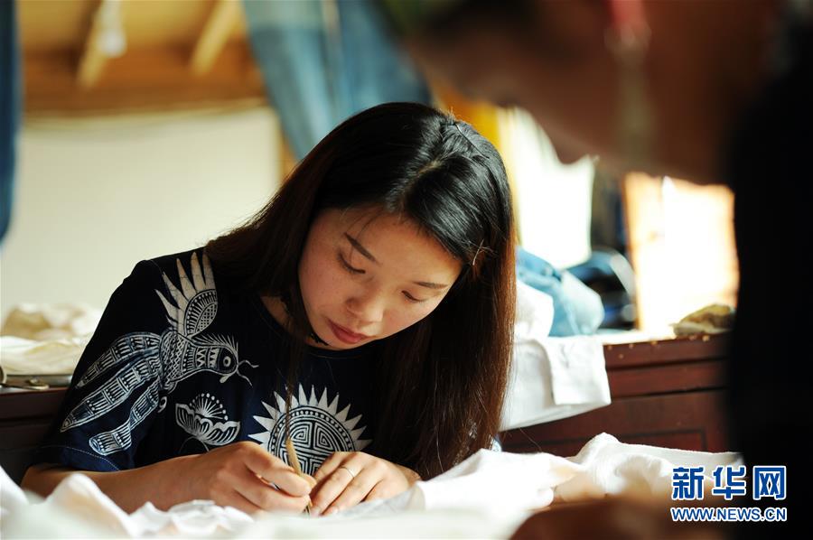 （社會(huì)）（6）貴州丹寨：&ldquo;指尖經(jīng)濟(jì)&rdquo;繪制脫貧藍(lán)圖