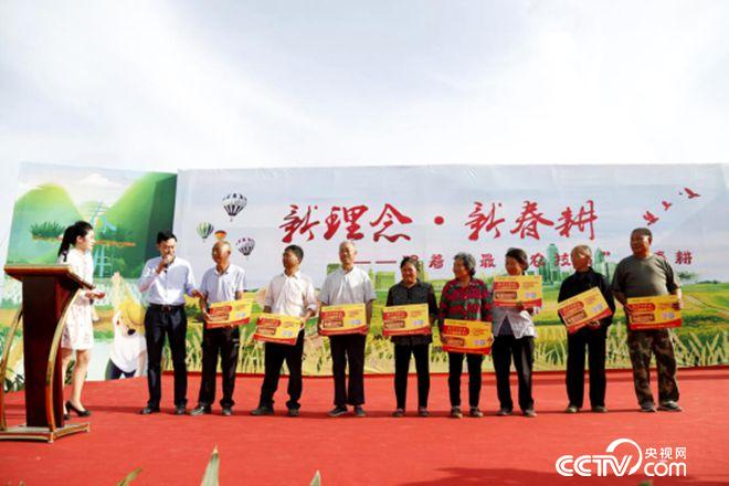 愛心企業(yè)與貧困農(nóng)戶結(jié)對子、送肥料