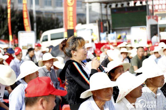 活動(dòng)現(xiàn)場，農(nóng)民搶答問題