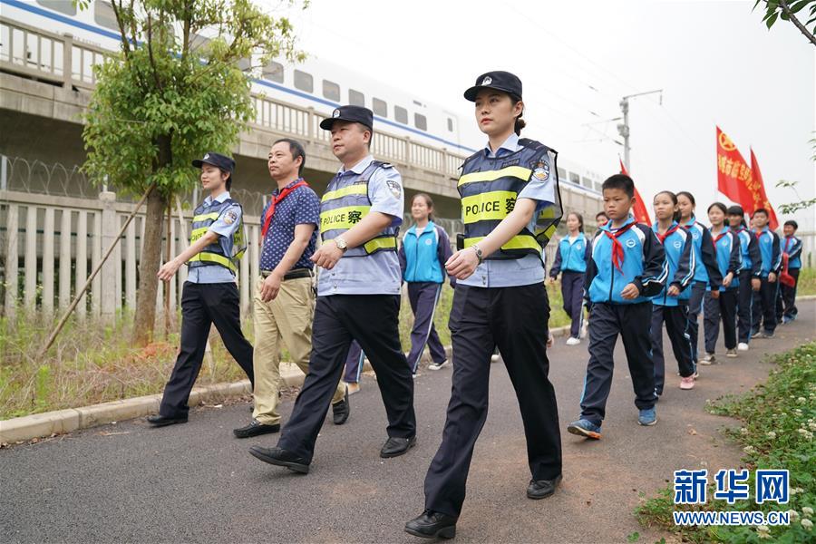 （社會）（1）孩子們的&ldquo;紅領(lǐng)巾護(hù)路志愿隊(duì)&rdquo;