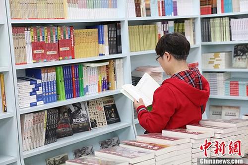5月9日，一女子在哈爾濱市某書店選購圖書。從5月1日至5月4日，全國32家紙廠宣布漲價，各紙種漲價幅度為每噸100元至300元不等。對此，出版行業(yè)業(yè)內(nèi)人士表示“因為紙張價格上漲，直接造成了出版成本的明顯增加，出版行業(yè)只能被迫對圖書定價進行調(diào)整。”
<a target='_blank' >中新社</a>記者 于琨 攝