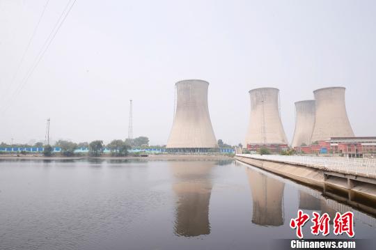 按照規(guī)劃，位于首鋼園區(qū)內的滑雪大跳臺建成后將成為世界首例永久保留和使用的單板大跳臺場地。圖為單板大跳臺選址所在地。　韓海丹 攝