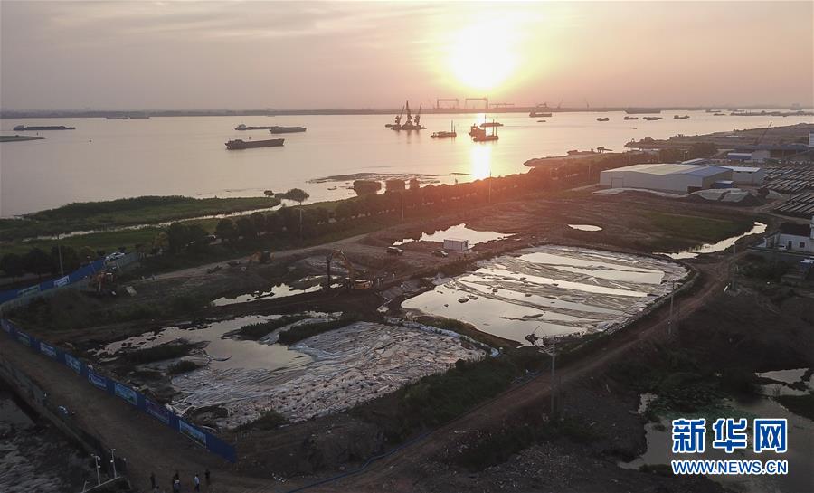 （新華視點&middot;圖文互動）（3）中央督察兩年有的絲毫未改，有的不減反增&mdash;&mdash;江蘇泰興數(shù)萬噸化工廢料和污泥堆放長江邊調(diào)查