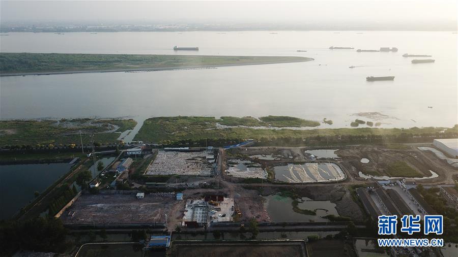 （新華視點&middot;圖文互動）（6）中央督察兩年有的絲毫未改，有的不減反增&mdash;&mdash;江蘇泰興數(shù)萬噸化工廢料和污泥堆放長江邊調(diào)查