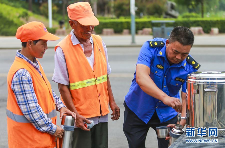 (社會)(2)夏日送清涼 關(guān)愛“城市美容師”