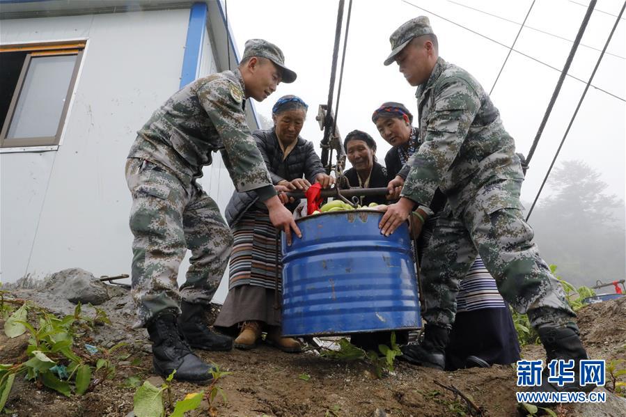 （圖文互動）（2）特寫：“八一”禮物，飛向云端哨所