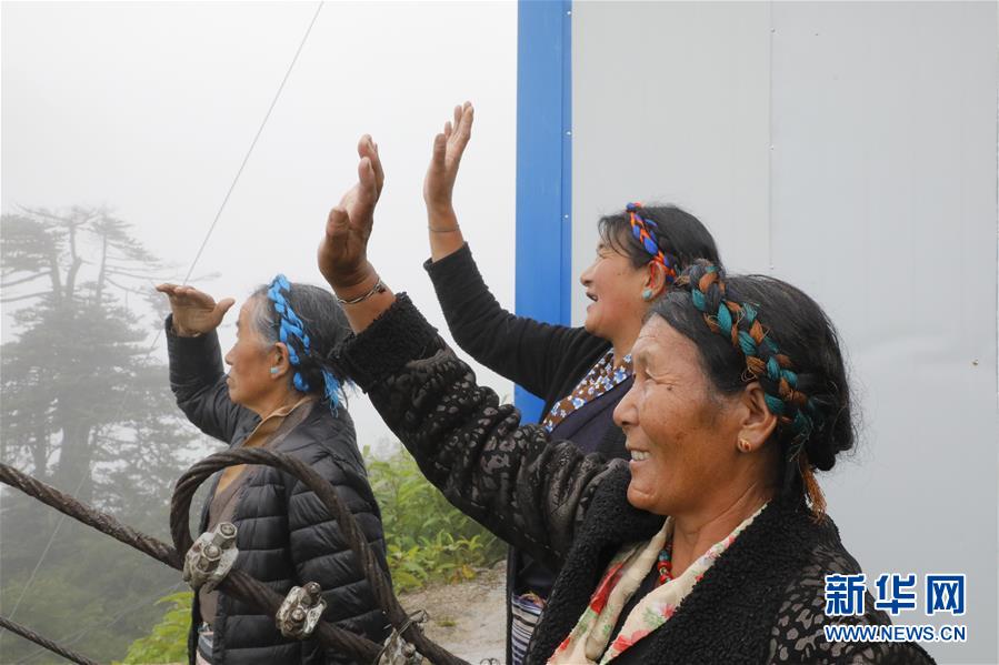 （圖文互動）（3）特寫：“八一”禮物，飛向云端哨所