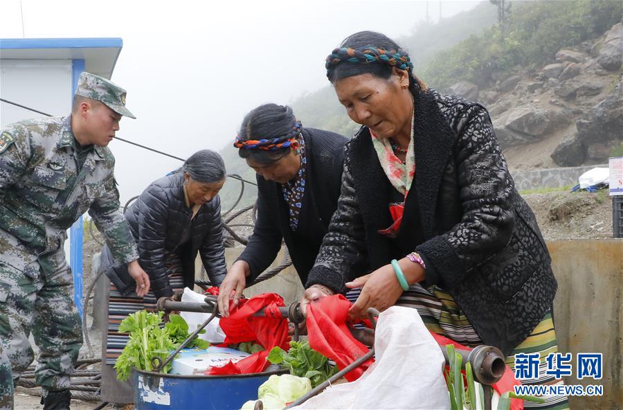 （圖文互動(dòng)）（5）特寫(xiě)：“八一”禮物，飛向云端哨所