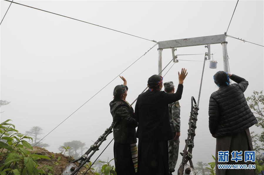 （圖文互動(dòng)）（6）特寫：“八一”禮物，飛向云端哨所