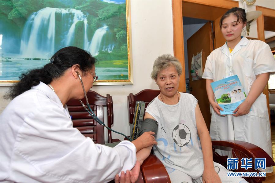 (新華全媒頭條·圖文互動(dòng))(6)以生命的名義——獻(xiàn)給首個(gè)“中國醫(yī)師節(jié)”