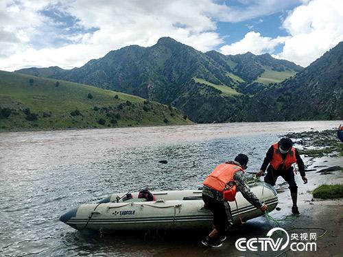 管護(hù)員久美扎西（右）和朋友正準(zhǔn)備將皮劃艇抬上岸。